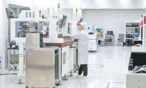 工作人員正在進行生產(chǎn)設(shè)備調(diào)試